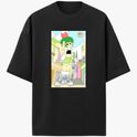 Camiseta com estampa frontal de personagem estilizada com cabelos verdes e roupas modernas em uma rua urbana colorida, com sol expressivo ao fundo.