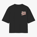 Camiseta com estampa frontal de "Fever Clothing Jesus Saves" em estilo caligráfico e estampa traseira maior com a mesma frase centralizada e destacada.