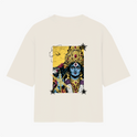 Camiseta com estampa frontal de texto em outra língua sobre um padrão geométrico com estrela amarela e estampa traseira de uma figura detalhada com adornos.