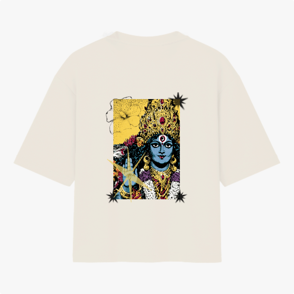Camiseta com estampa frontal de texto em outra língua sobre um padrão geométrico com estrela amarela e estampa traseira de uma figura detalhada com adornos.