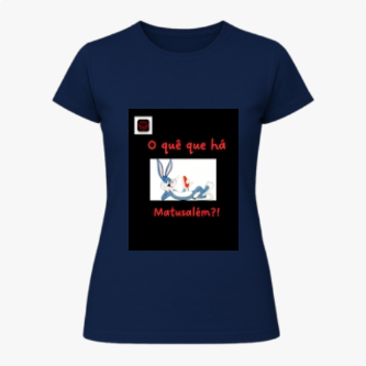 Camiseta com estampa frontal de texto em destaque sobre uma imagem central que inclui personagens.