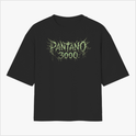 Camiseta com estampa frontal de tipografia estilizada com aspecto orgânico e irregular, composta pelas palavras "Pântano 3000", sugerindo textura viscosa.