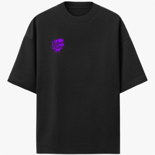 Camiseta com estampa frontal de lettering estilizado em roxo com traços pontiagudos e efeito de escorrimento, proporcionando um visual marcante e moderno.