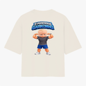 Camiseta com estampa frontal de texto estilizado “O Poderoso Garotinho” e estampa traseira de personagem infantil musculoso sob o mesmo texto.