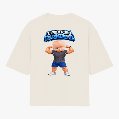 Camiseta com estampa frontal de texto estilizado “O Poderoso Garotinho” e estampa traseira de personagem infantil musculoso sob o mesmo texto.