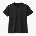 Camiseta com estampa frontal de um símbolo geométrico com elementos circulares e linhas cruzadas no centro do peito.