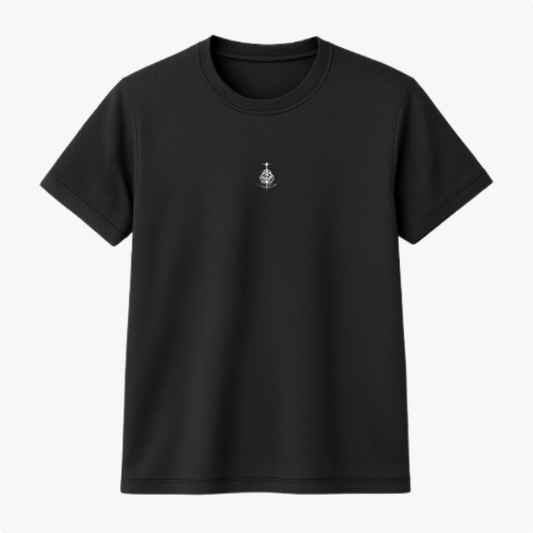 Camiseta com estampa frontal de um símbolo geométrico com elementos circulares e linhas cruzadas no centro do peito.