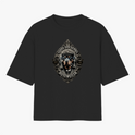 Camiseta com estampa frontal de um cão Rottweiler vestido com boina e gravata dentro de uma moldura decorativa, com textos ao redor destacando o tema.