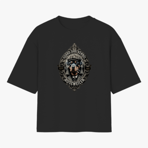 Camiseta com estampa frontal de um cão Rottweiler vestido com boina e gravata dentro de uma moldura decorativa, com textos ao redor destacando o tema.