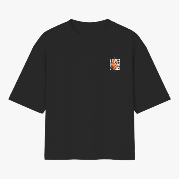 Camiseta com estampa frontal de um desenho de fogo cercado pelas palavras "eu dos fúria chaos" e estampa traseira com a palavra "vigia".