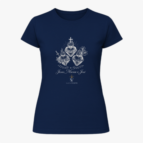 Camiseta com estampa frontal de três corações entrelaçados com símbolos religiosos e texto abaixo "Jesus, Maria e José", acompanhados de desenhos detalhados.