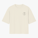 Camiseta com estampa frontal de símbolo circular estilizado e estampa traseira de desenho detalhado de personagem com adereços e expressão séria.