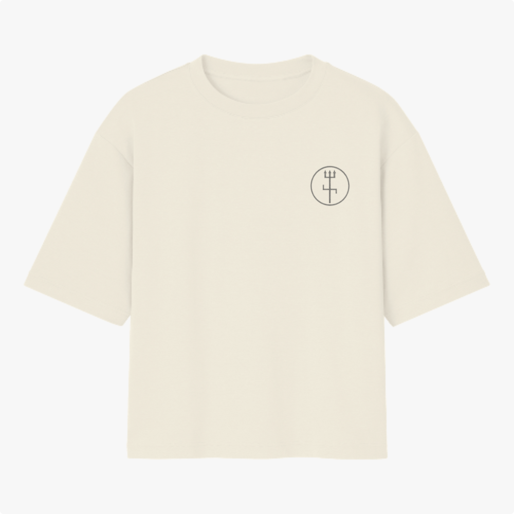Camiseta com estampa frontal de símbolo circular estilizado e estampa traseira de desenho detalhado de personagem com adereços e expressão séria.