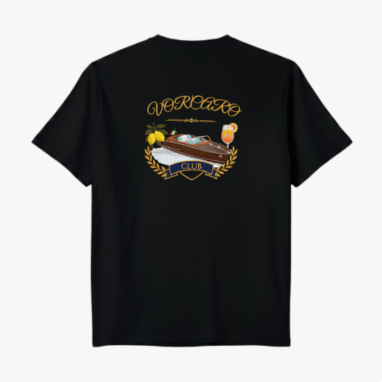 Camiseta com estampa frontal de "D' Lorenzi" em tipografia elegante e estampa traseira de barco cercado por limão, coquetel, coroa de louros e "VORCARO CLUB".