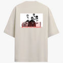 Camiseta com estampa frontal de texto em estilo grafite e estampa traseira de grupo fotográfico sobreposto a texto repetido "BE YOUR OWN REFERENCE".