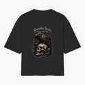 Camiseta com estampa frontal de caveira detalhada sobre flores com corvo pousado e texto estilizado na parte superior.