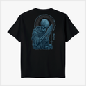 Camiseta com estampa frontal de uma pequena cruz acima da palavra "Legio" e estampa traseira de esqueleto orando com caveiras ao redor e inscrição circular.