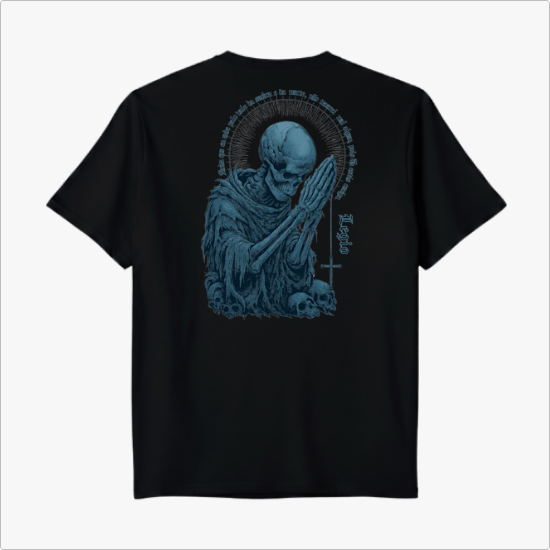 Camiseta com estampa frontal de uma pequena cruz acima da palavra "Legio" e estampa traseira de esqueleto orando com caveiras ao redor e inscrição circular.