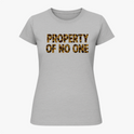 Camiseta com estampa frontal de texto "PROPERTY OF NO ONE" em padrão de estampa animal, proporcionando um efeito selvagem e marcante ao design.