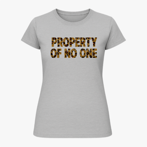Camiseta com estampa frontal de texto "PROPERTY OF NO ONE" em padrão de estampa animal, proporcionando um efeito selvagem e marcante ao design.