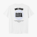 Camiseta com estampa frontal de cruz vertical com detalhes finos e estampa traseira com frase "SOMOS A GERAÇÃO ELEITA", globo de linhas e citação bíblica.
