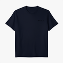 Camiseta com estampa frontal de texto "RIVALS" discreto e estampa traseira de carros de corrida sob texto "THE LAST LAP WAS NEVER JUST A LAP" e "RIVALS".