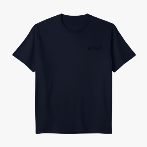 Camiseta com estampa frontal de texto "RIVALS" discreto e estampa traseira de carros de corrida sob texto "THE LAST LAP WAS NEVER JUST A LAP" e "RIVALS".