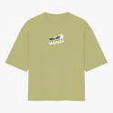 Camiseta com estampa frontal de carro estilizado e texto "MADARA" e estampa traseira de personagem de armadura vermelha com texto em caracteres japoneses.