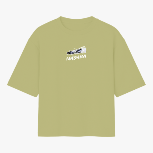 Camiseta com estampa frontal de carro estilizado e texto "MADARA" e estampa traseira de personagem de armadura vermelha com texto em caracteres japoneses.