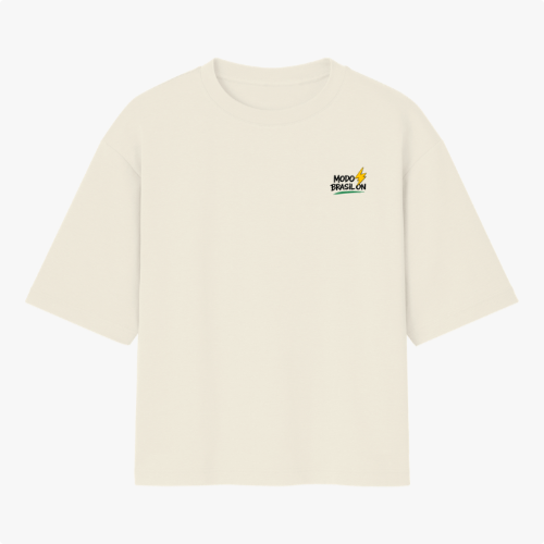 Camiseta com estampa frontal de "Modo Brasil On" ao lado de um raio estilizado e estampa traseira de TV retrô com jogador de futebol e frase inspiradora.
