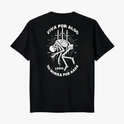 Camiseta com estampa frontal de esqueleto com espadas e a palavra "LEGIO", e estampa traseira com esqueleto similar e frase "VIVA POR ALGO OU MORRA POR NADA".
