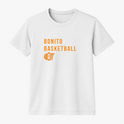Camiseta com estampa frontal de texto "Bonito Basketball" acompanhado por ilustração de uma bola de basquete e um aro estilizado ao lado.