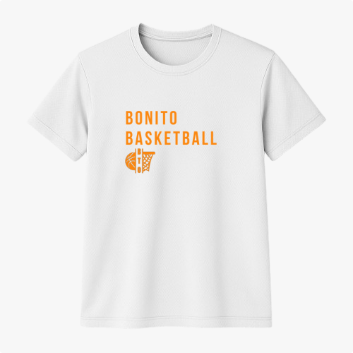 Camiseta com estampa frontal de texto "Bonito Basketball" acompanhado por ilustração de uma bola de basquete e um aro estilizado ao lado.