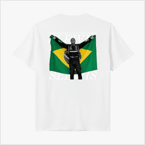 Camiseta com estampa frontal de número "44" e estampa traseira de figura de campeão segurando uma bandeira do Brasil, sobreposta a texto inspirador.