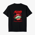 Camiseta com estampa traseira de boca entreaberta mordendo uma nota de dólar, acompanhada das frases "Money Crazy" e "Money for Living Needs".
