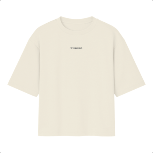 Camiseta com estampa frontal de pequenas letras formando a palavra "rninesproject" no centro e sem estampa traseira, mantendo o design minimalista.