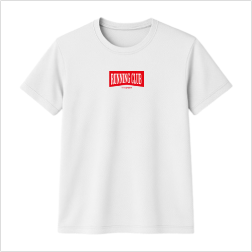 Camiseta com estampa frontal de inscrição "RUNNING CLUB" em negrito, com uma tipografia impactante, adicionando um toque urbano ao visual casual.