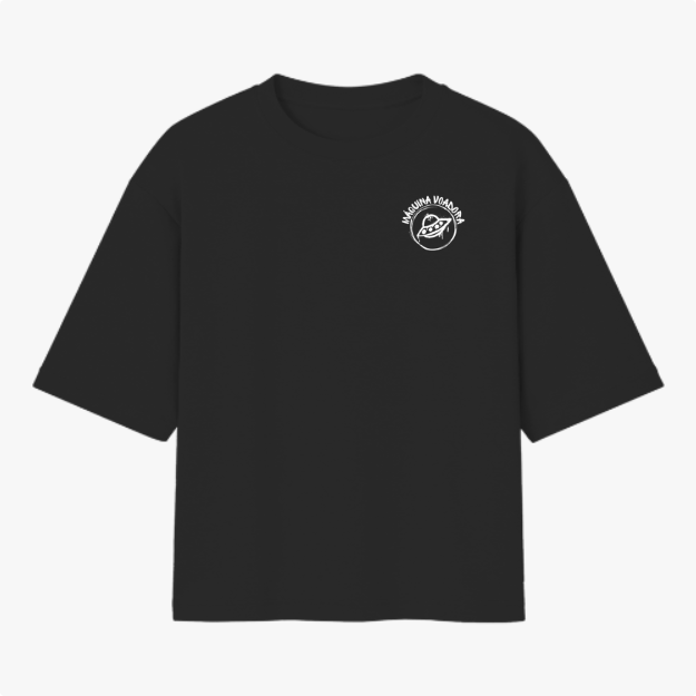 Camiseta com estampa frontal de planeta com anéis e texto curvado "MÁQUINA VOADORA" e estampa traseira de nave espacial estilizada com o mesmo texto.