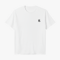 Camiseta com estampa frontal de pequeno logotipo estilizado no peito e estampa traseira de personagem com chapéu de palha, texto “Camisa 10” e detalhes gráficos.