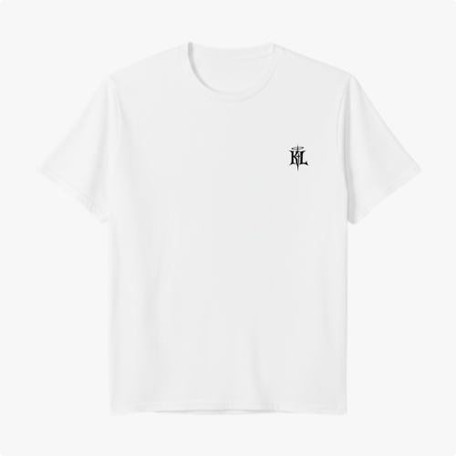 Camiseta com estampa frontal de pequeno logotipo estilizado no peito e estampa traseira de personagem com chapéu de palha, texto “Camisa 10” e detalhes gráficos.