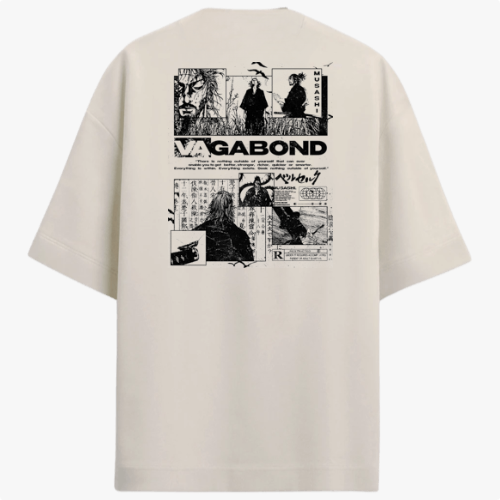 Camiseta com estampa frontal de duas pessoas em estilo gráfico minimalista e estampa traseira de colagem com figuras, textos e personagens em estilo mangá.