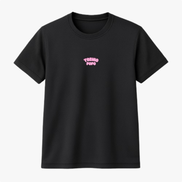Camiseta com estampa frontal de texto estilizado "TREINO FOFO" em letras destacadas, formando uma composição visual única e divertida.