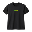 Camiseta com estampa frontal de texto "STREET RUNNER" em fonte bold, com duas linhas destacadas fazendo contraste entre fundo verde e amarelo.