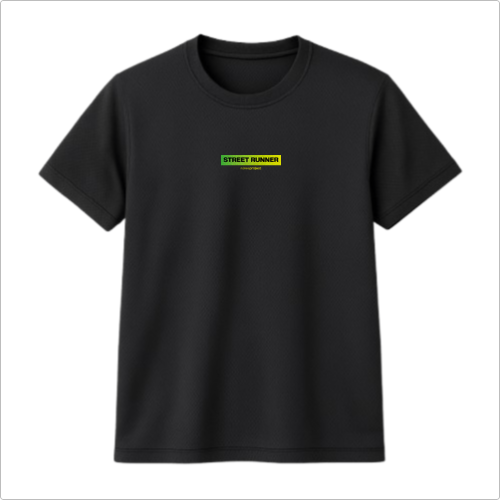 Camiseta com estampa frontal de texto "STREET RUNNER" em fonte bold, com duas linhas destacadas fazendo contraste entre fundo verde e amarelo.