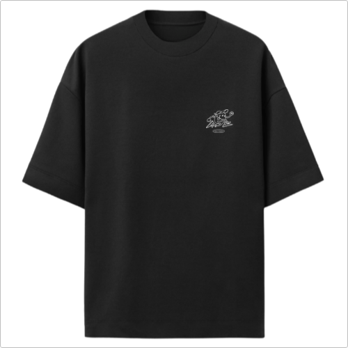 Camiseta com estampa frontal de personagem caricaturesco correndo com um boné e estampa traseira dos dizeres "Anti-Running Running Club 1997" com o mesmo personagem em destaque.