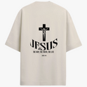 Camiseta com estampa frontal de lettering "God is Good" em estilo grafite e estampa traseira de crucifixo sobre a palavra "Jesus" e texto relacionado.