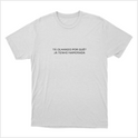Camiseta com estampa frontal de frase impactante: "TÁ OLHANDO POR QUÊ? JÁ TENHO NAMORADA", escrita em letras maiúsculas centralizadas.