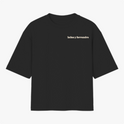 Camiseta com estampa frontal de texto estilizado "latino y forrozeiro" no canto superior esquerdo e estampa traseira de espiral decorativa centralizada no topo.