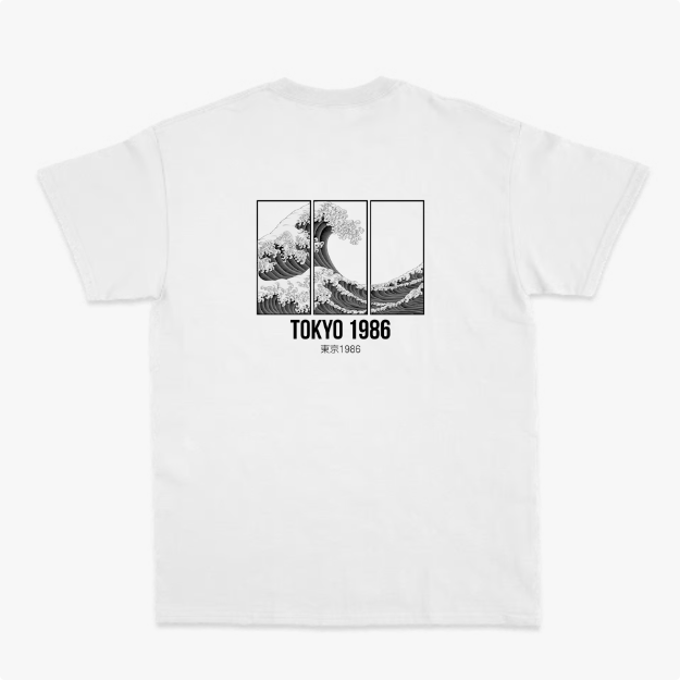 Camiseta com estampa traseira de onda dividida em três painéis, acompanhada do texto "TOKYO 1986" e caracteres japoneses abaixo.