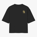 Camiseta com estampa frontal de capacete vintage com texto acima e estampa traseira de capacete maior cercado por vários textos e elementos decorativos.